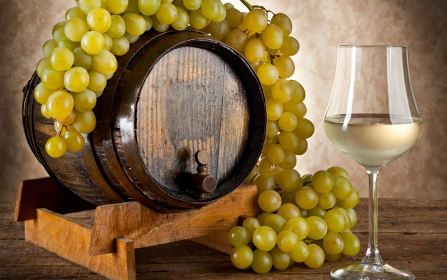 Обои картинки фото еда, напитки, вино, виноград, бокал, бочонок