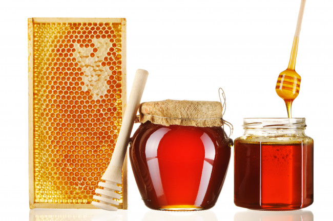 Обои картинки фото еда, мёд, варенье, повидло, джем, белый, фон, ложки, соты, банки