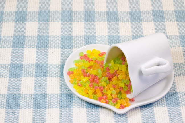 Обои картинки фото еда, конфеты, шоколад, сладости, мармелад, скатерть, блюдце, чашка, желе