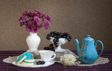 Картинка еда натюрморт виноград хризантемы цветы кофе печенье