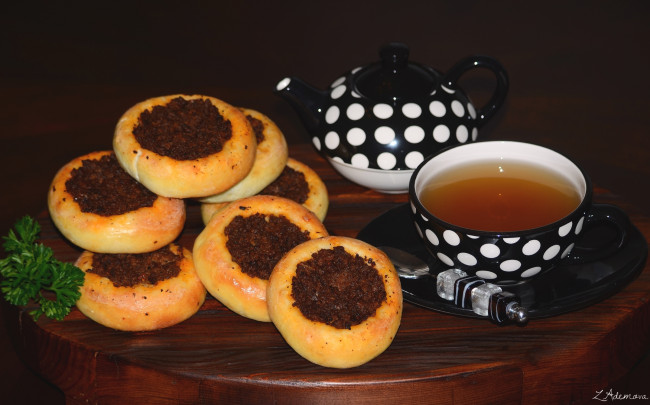 Обои картинки фото еда, хлеб,  выпечка, мясо, чай, булочки
