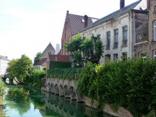 Картинка города брюгге+ бельгия канал мост дома деревья зелень кусты bruges