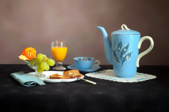 Картинка еда натюрморт хлеб Чашка тарелка бокалы Чайник сок виноград мандарины