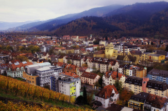 Картинка города -+пейзажи лес осень дома баден-вюртемберг город природа здания холмы germany панорама freiburg im breisgau фрайбург фрайбург-им-брайсгау германия baden-wurttemberg