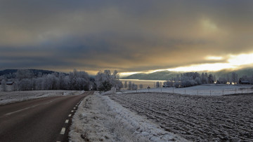 Картинка природа дороги вечер серебренный свет дорога поле