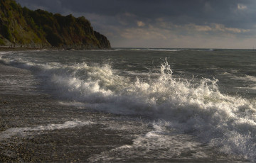 Картинка природа побережье обрыв берег пена прибой хмурое небо море