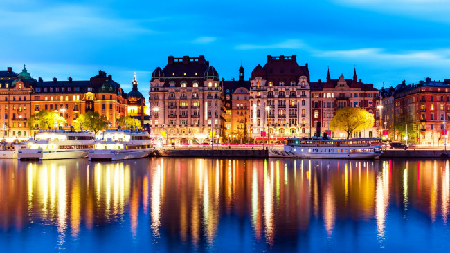 Обои картинки фото города, стокгольм , швеция, вечер, огни, теплоходы, река