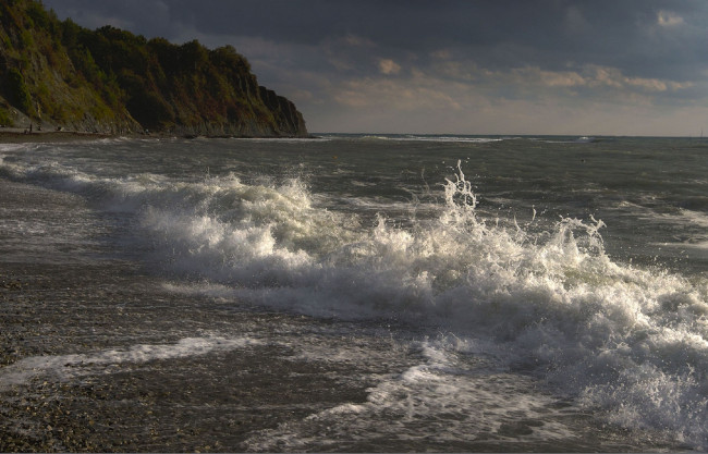 Обои картинки фото природа, побережье, обрыв, берег, пена, прибой, хмурое, небо, море
