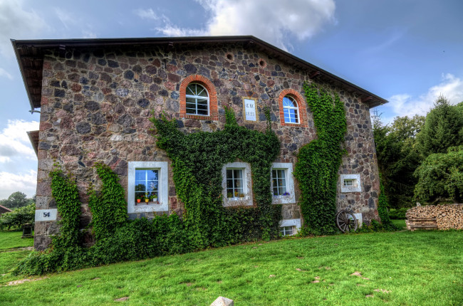 Обои картинки фото города, - здания,  дома, дом, каменный, лужайка, зелень, плющ, колесо