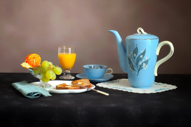 Обои картинки фото еда, натюрморт, хлеб, Чашка, тарелка, бокалы, Чайник, сок, виноград, мандарины