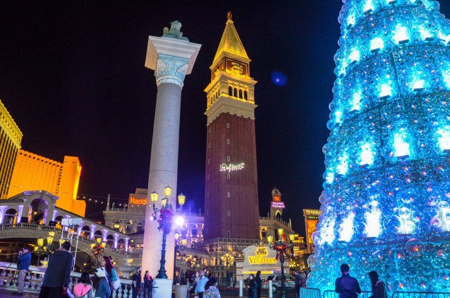 Обои картинки фото города, лас-вегас , сша, праздник, огни, елка, вечер