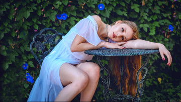 Картинка девушки -unsort+ рыжеволосые+и+другие печаль стол зеленый фон