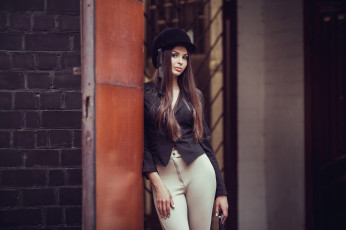 Картинка девушки -+брюнетки +шатенки шатенка жокейская шапочка лосины