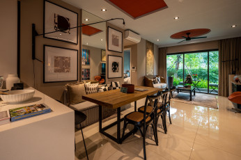 Картинка интерьер столовая стол диван стулья картины