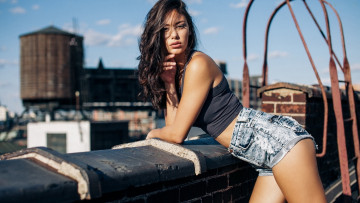 Картинка девушки -+брюнетки +шатенки брюнетка шорты топ поза