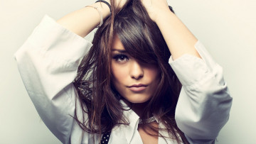 Картинка девушки -+лица +портреты брюнетка жест