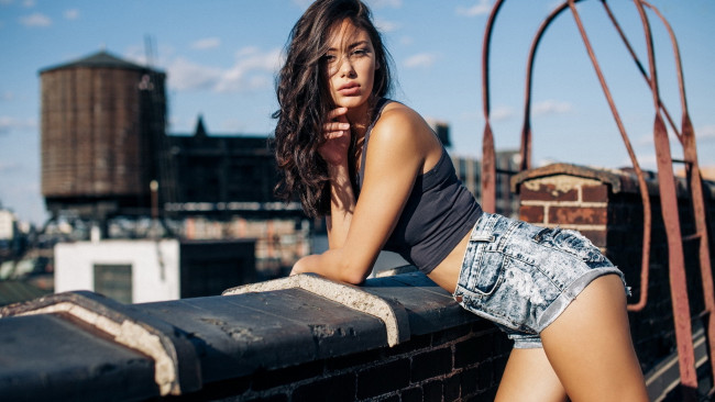 Обои картинки фото девушки, - брюнетки,  шатенки, брюнетка, шорты, топ, поза