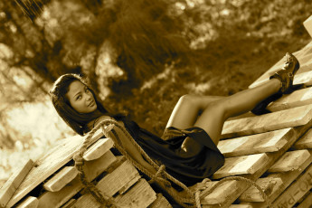 Картинка девушки -+черно-белые шатенка платье веревка