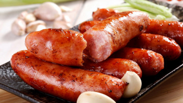 Картинка еда колбасные+изделия жареные колбаски аппетитные чеснок