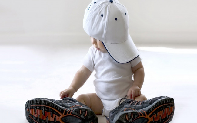 Обои картинки фото разное, люди, ребенок, кепка, кроссовки