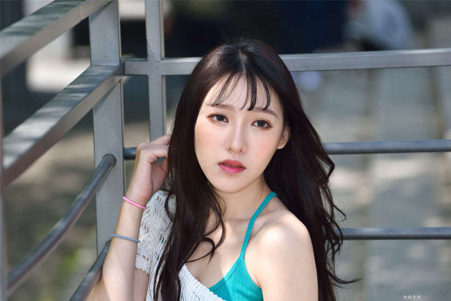 Обои картинки фото zhengmei bibi, девушки, шатенка, топ, сетка, ограда