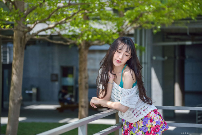 Обои картинки фото zhengmei bibi, девушки, шатенка, топ, сетка, ограда, юбка