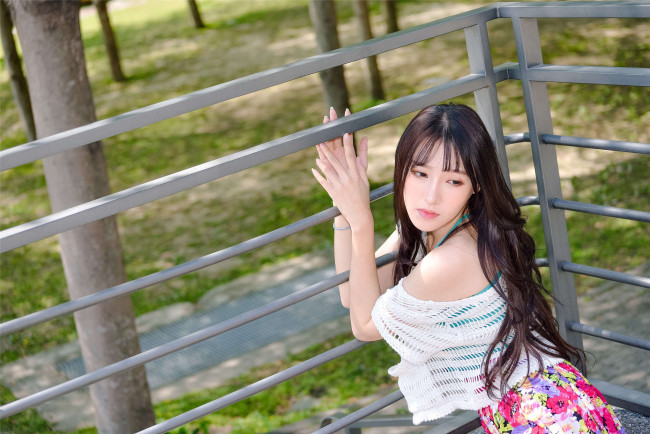 Обои картинки фото zhengmei bibi, девушки, шатенка, топ, сетка, ограда