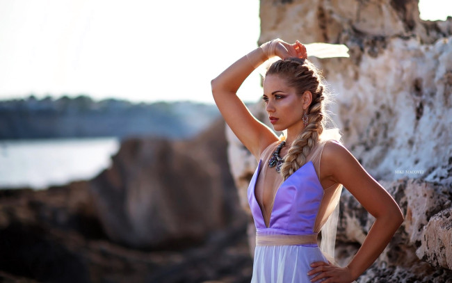 Обои картинки фото девушки, - блондинки,  светловолосые, блондинка, платье, скалы