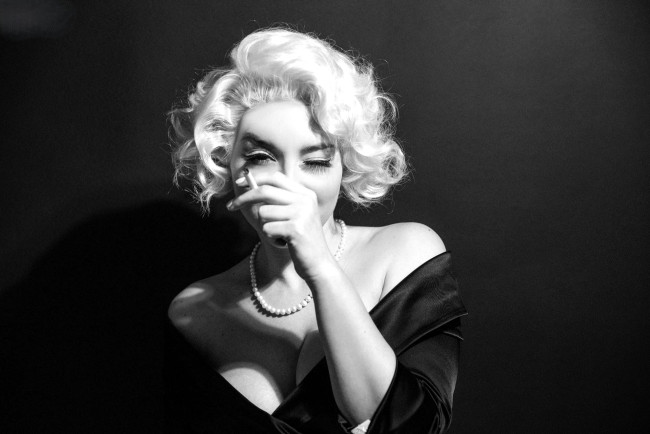 Обои картинки фото девушки, анна шаховская, образ, косплей, черно-белая, мэрилин, монро, платье, бусы, сигарета