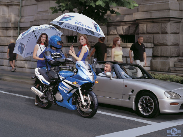 Обои картинки фото мотоциклы, мото, девушкой