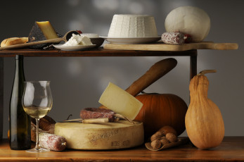 Картинка еда натюрморт сыр колбаса бокал тыквы вино бутылка орехи