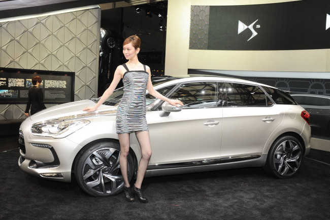 Обои картинки фото автомобили, авто, девушками