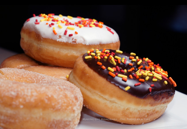 Обои картинки фото еда, хлеб, выпечка, пончики, глазурь