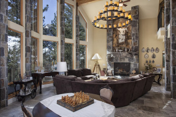 Картинка интерьер гостиная камень люстра окна