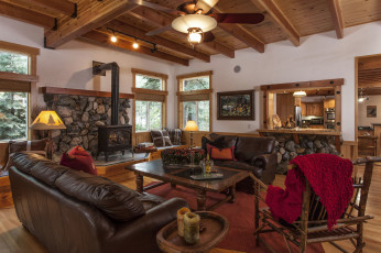 Картинка интерьер гостиная камин диваны