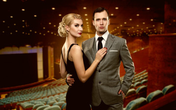 Картинка разное мужчина+женщина кинотеатр девушка блондинка взгляд платье макияж парень костюм экран кресла