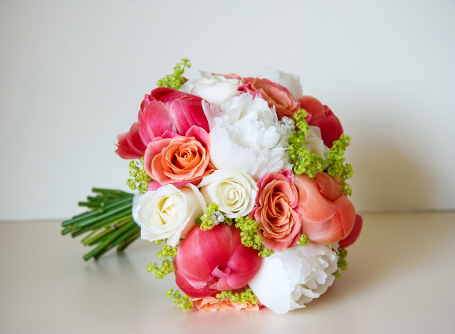 Обои картинки фото цветы, букеты,  композиции, букет, розы, пионы