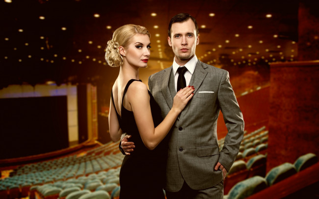 Обои картинки фото разное, мужчина женщина, кинотеатр, девушка, блондинка, взгляд, платье, макияж, парень, костюм, экран, кресла