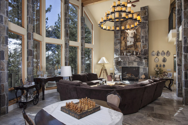 Обои картинки фото интерьер, гостиная, камень, люстра, окна