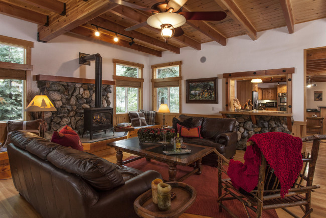 Обои картинки фото интерьер, гостиная, камин, диваны