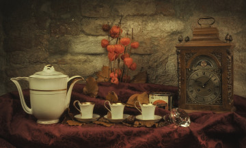 Картинка разное посуда +столовые+приборы +кухонная+утварь натюрморт чашки кофейник часы физалис