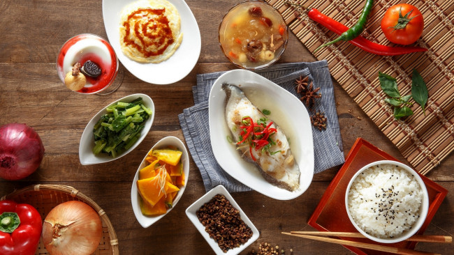 Обои картинки фото еда, разное, ассорти, блюда, рис, рыба, овощи, соус, помидоры, томаты