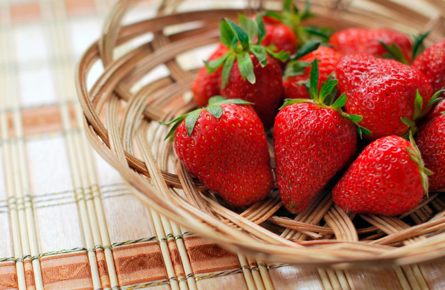 Обои картинки фото еда, клубника,  земляника, ягода, корзина