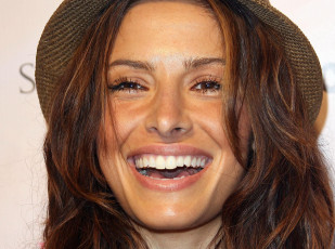 Картинка девушки sarah+shahi шляпа лицо смех