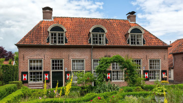 Картинка города -+здания +дома дом цветы клумбы