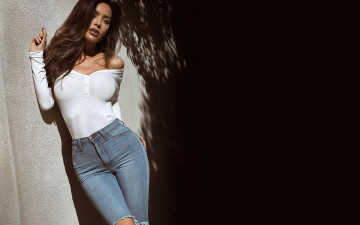 Картинка девушки sarah+stage кофта стена брюнетка сара стейдж тень джинсы