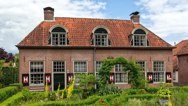 Обои картинки фото города, - здания,  дома, дом, цветы, клумбы