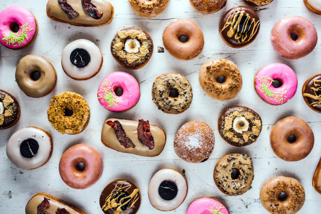 Обои картинки фото еда, хлеб,  выпечка, выпечка, ассорти, пончики, сдоба, много