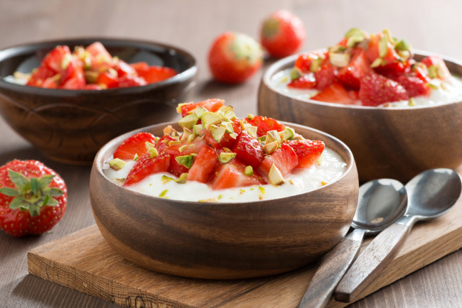 Обои картинки фото еда, мороженое,  десерты, клубника