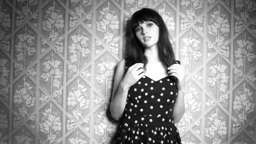 Картинка felicity+jones девушки felicity jones платье черно-белая стена актриса